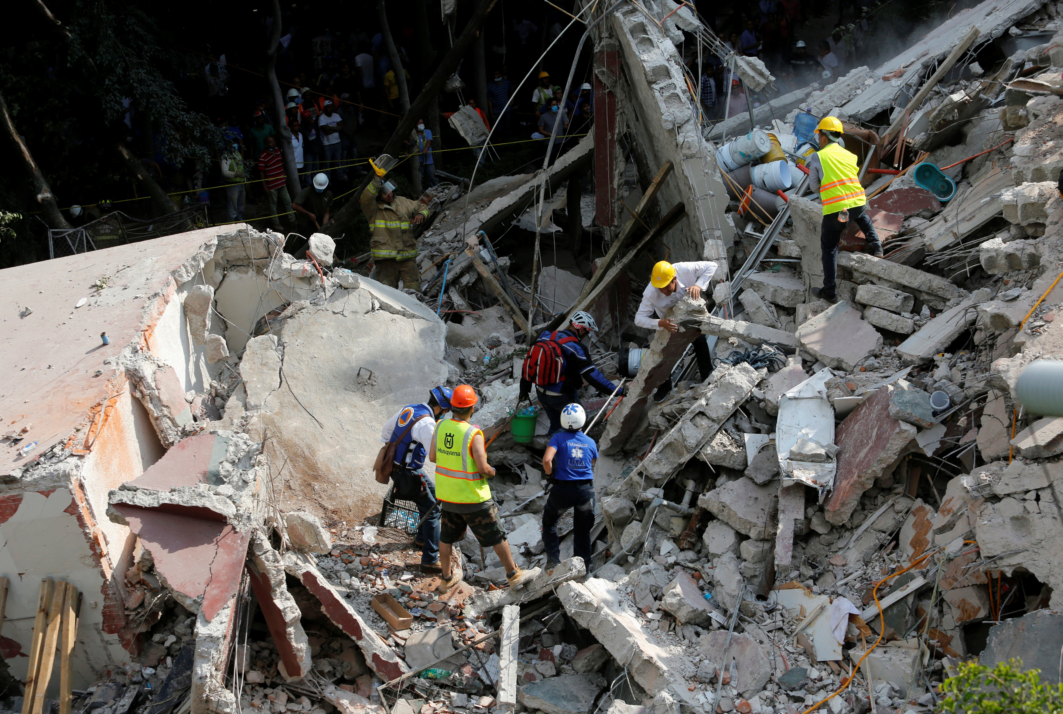 Rescue personnel remove rubble at a collapsed building while searching for people after an earthquake hit Mexico City, Mexico September 19, 2017. REUTERS/Claudia Daut