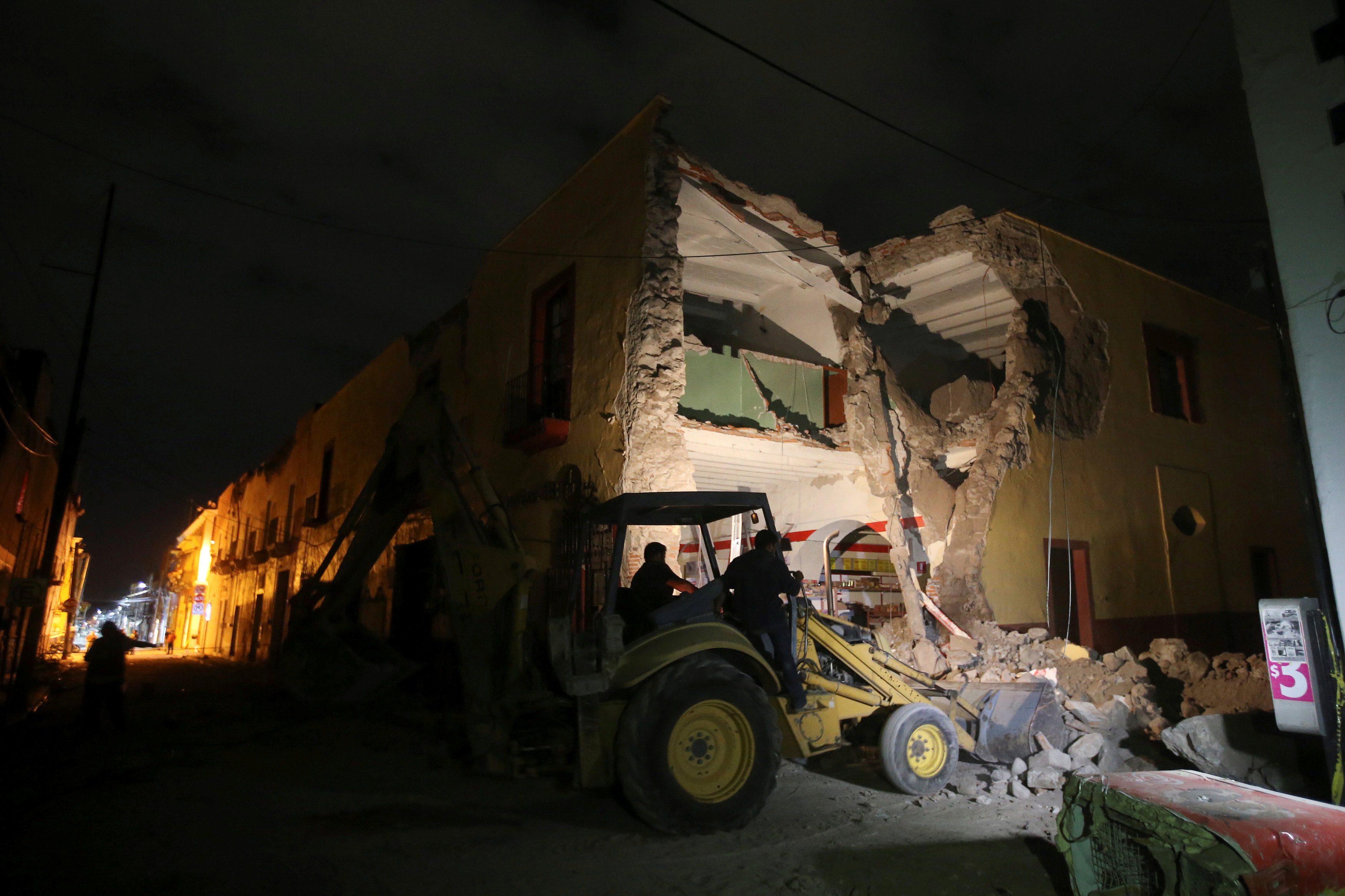 A machine works on a destroyed building after an earthquake hit Atlixco, in Puebla state, Mexico, September 19, 2017. REUTERS/Edgard Garrido