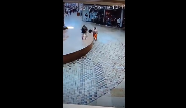 Las cámaras de seguridad del centro comercial Angelopolis en la ciudad de Puebla, registraron los impresionantes minutos, cuando una mujer se salva de morir aplastada durante el fuerte movimiento telúrico.