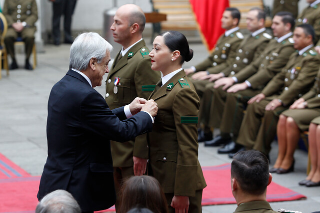 Piñera condecora a carabineros de La Moneda