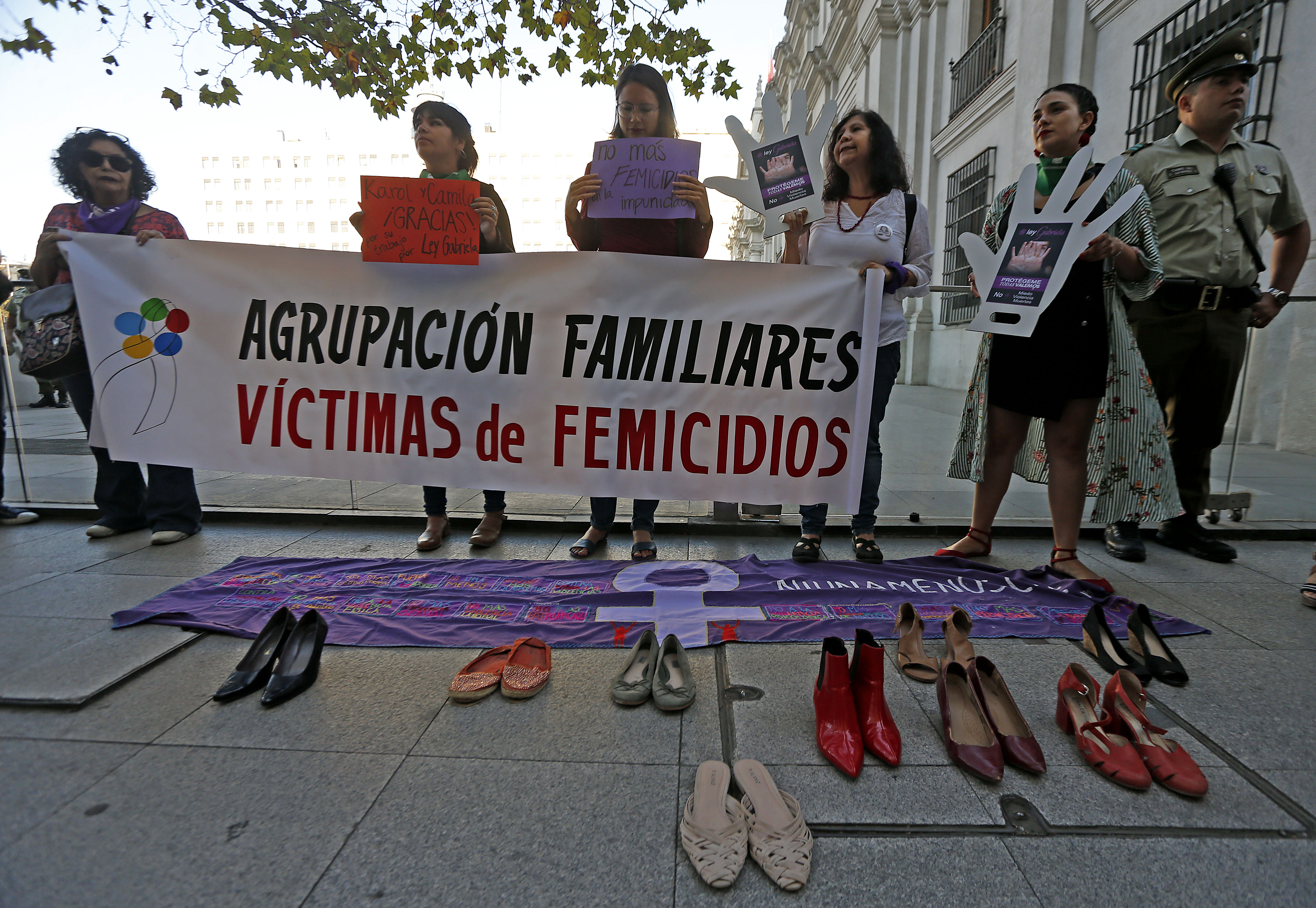 Familiares Vctimas De Femicidio Se Manifiestan En Las Afuera Del Palacio De La Moneda