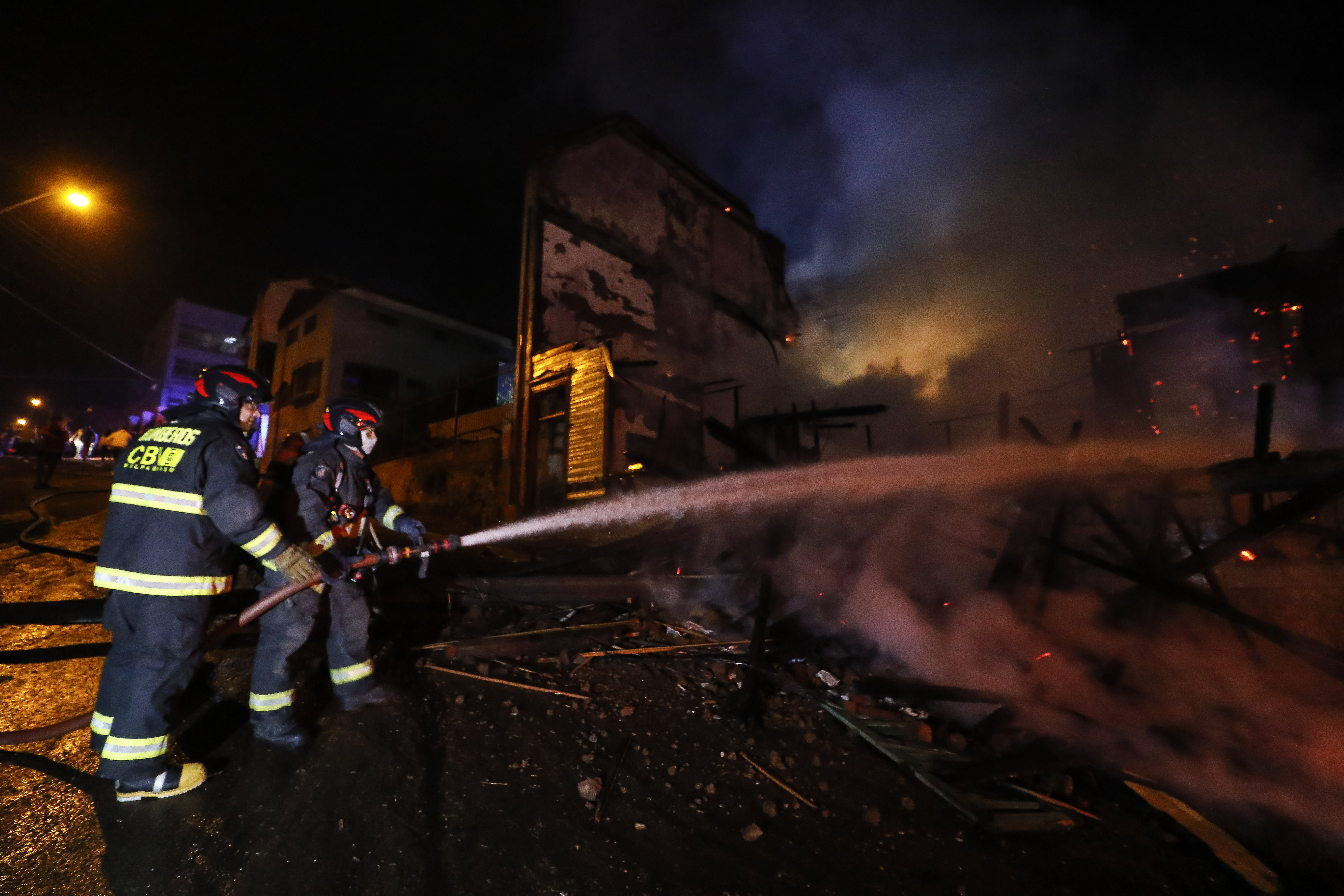 Valparaiso: Incendio Afecta A Casonas En Playa Ancha