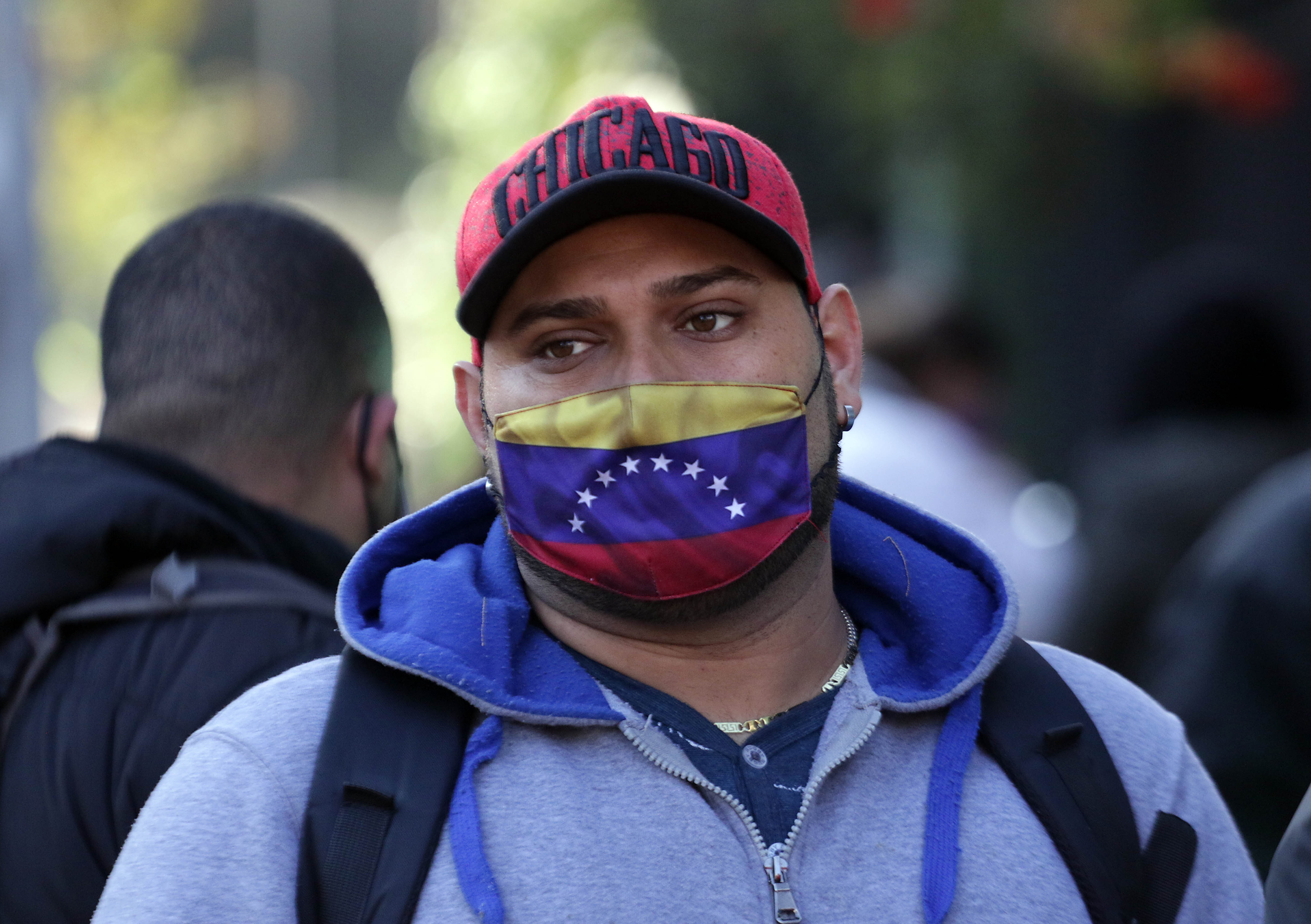 Ciudadanos Venezolanos Esperan Volver A Su País Y Esperan Ayuda En La Embajada En Providencia