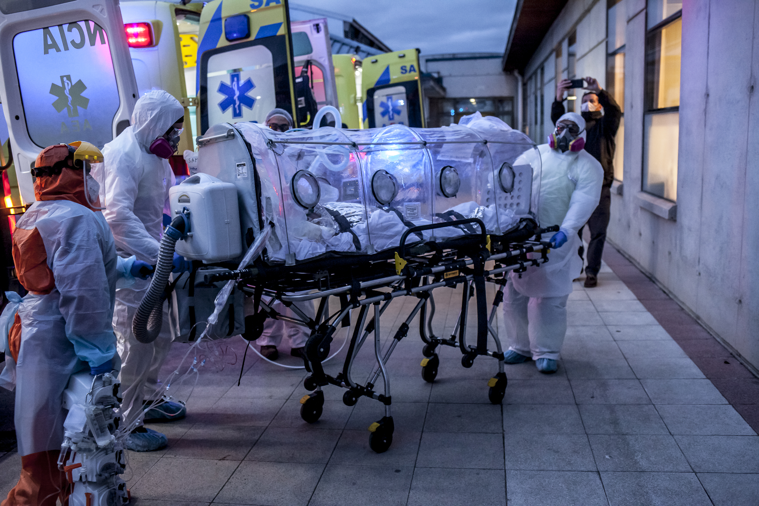 Osorno : Pacientes Covid Positivo Provenientes De Santiago Llegan Al Hospital Base San José
