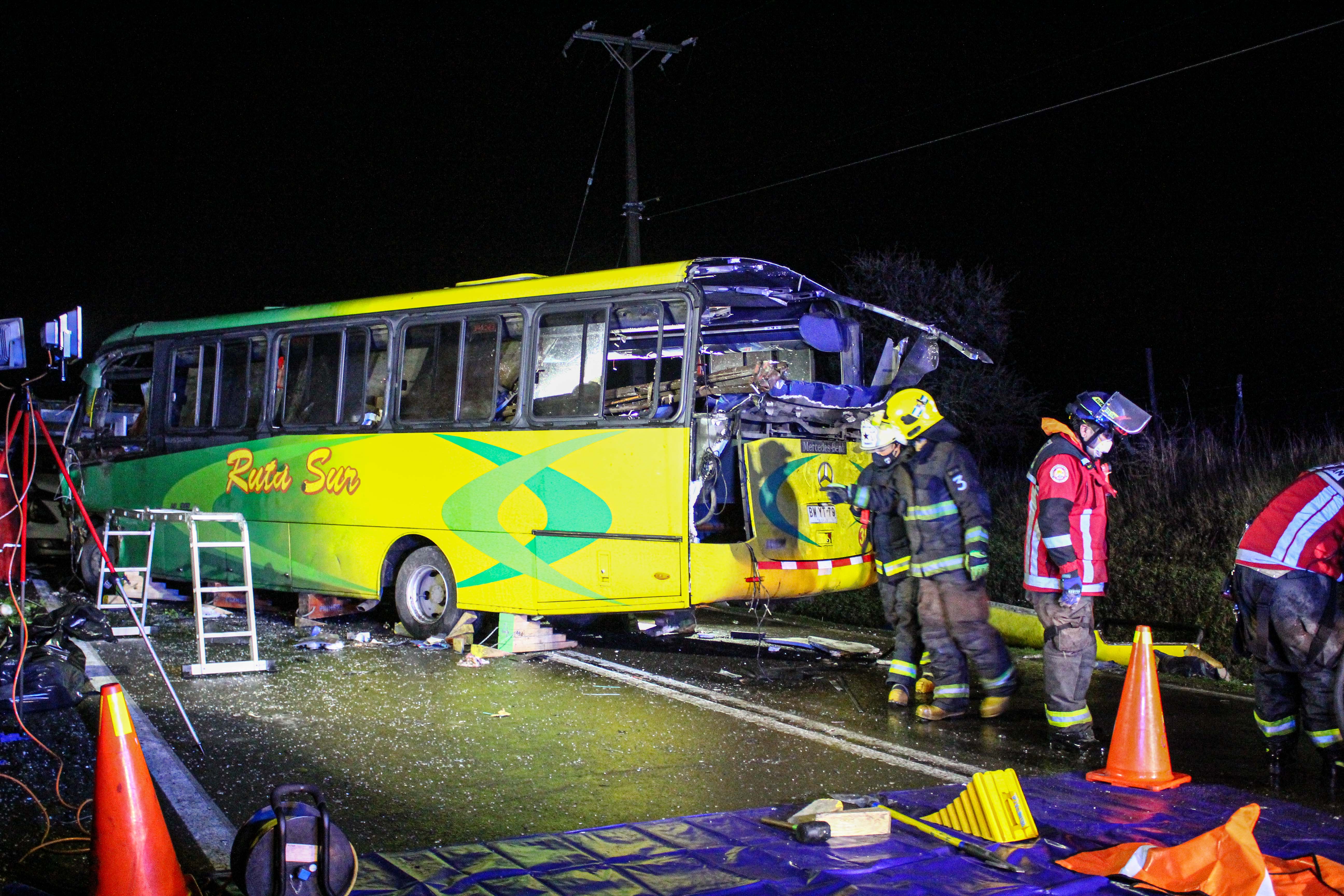 ChillÁn: 5 Muertos Y 14 Heridos Por Choque Entre Un Camión Y Un Microbús