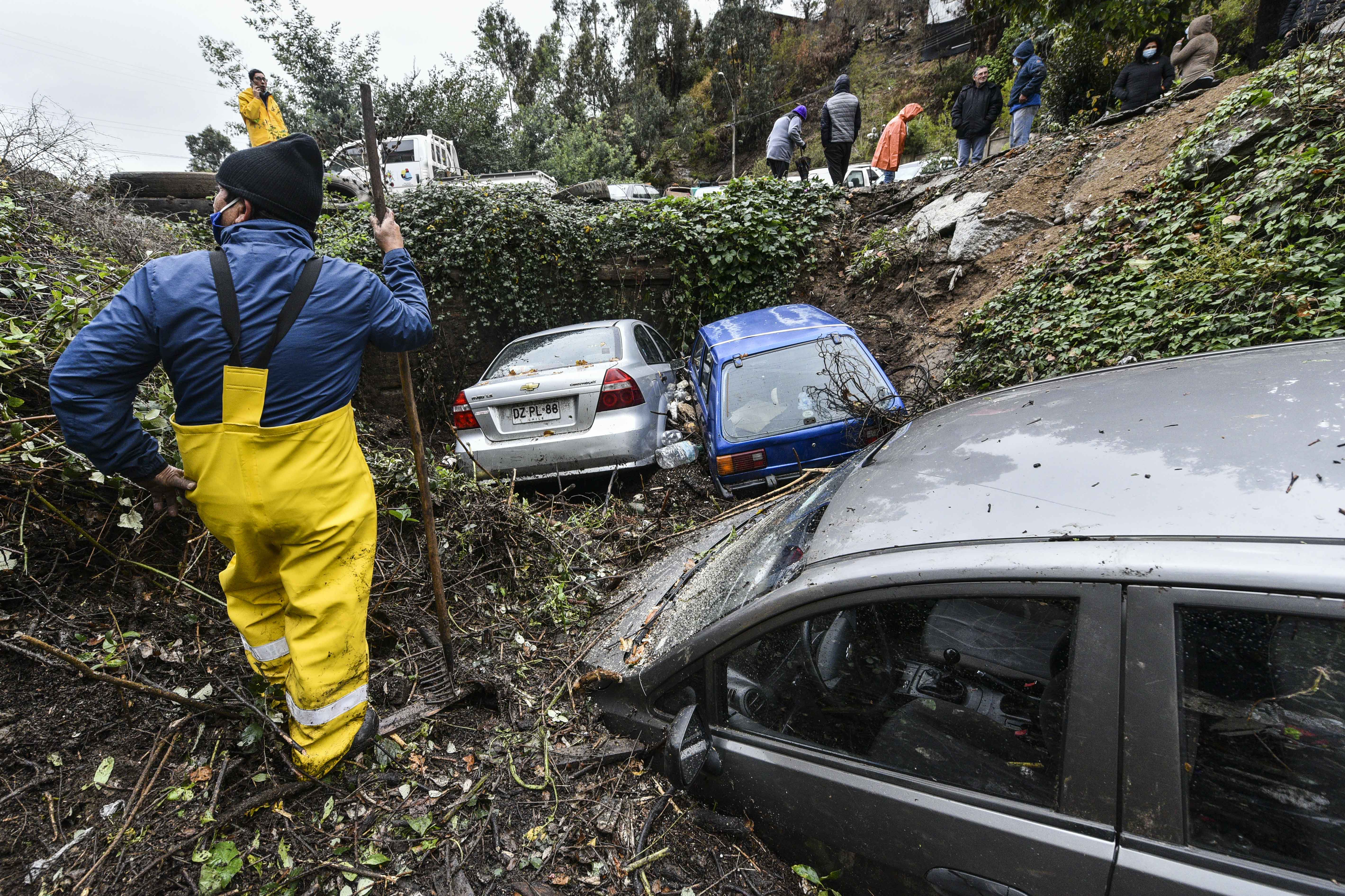 Valparaiso: Autos Caen A Caudal De Estero En Cerro Rocuant