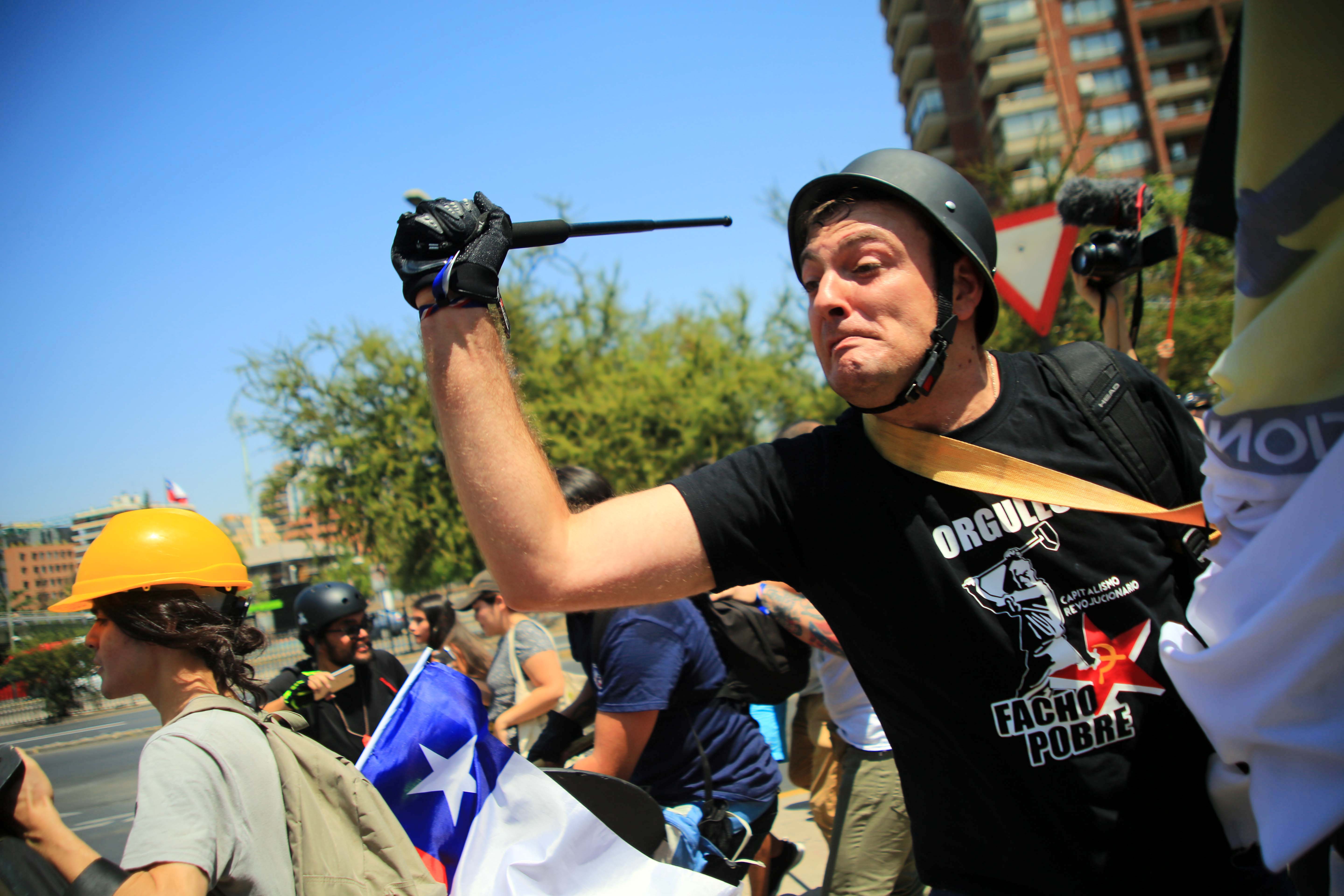 Grupo De Ultra Derecha Agrede A Manifestantes De "yo Apruebo"