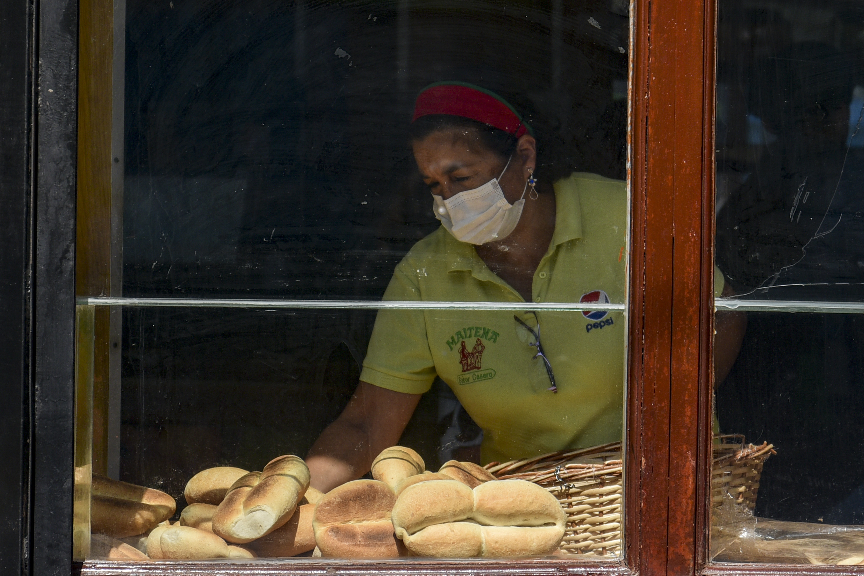 ViÑa Del Mar: Panadería Cubre Su Pan Para Los Clientes