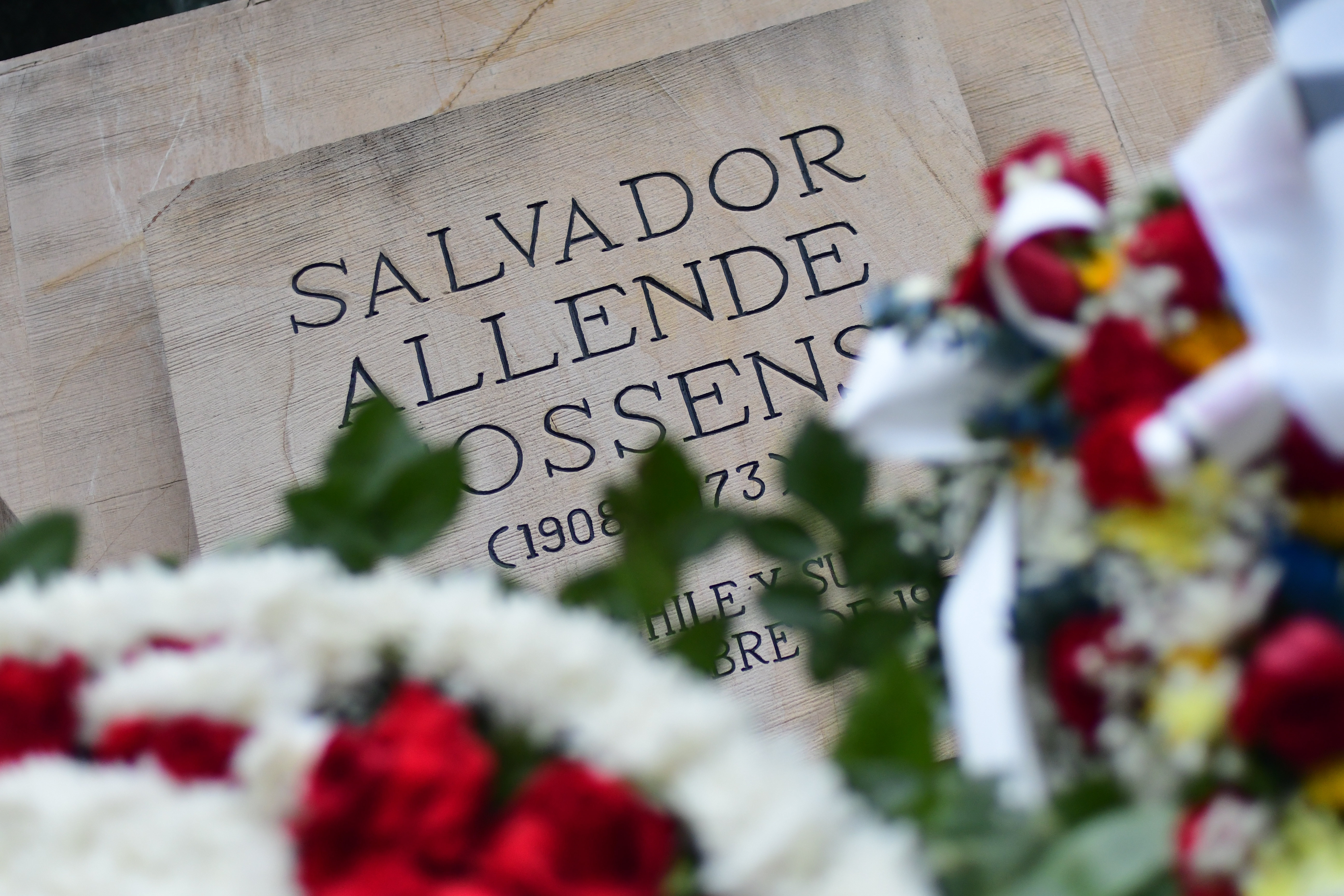 Ppd Y El Ps Homenajean Al Ex Presidente Salvador Allende Con Ofrendas Florales