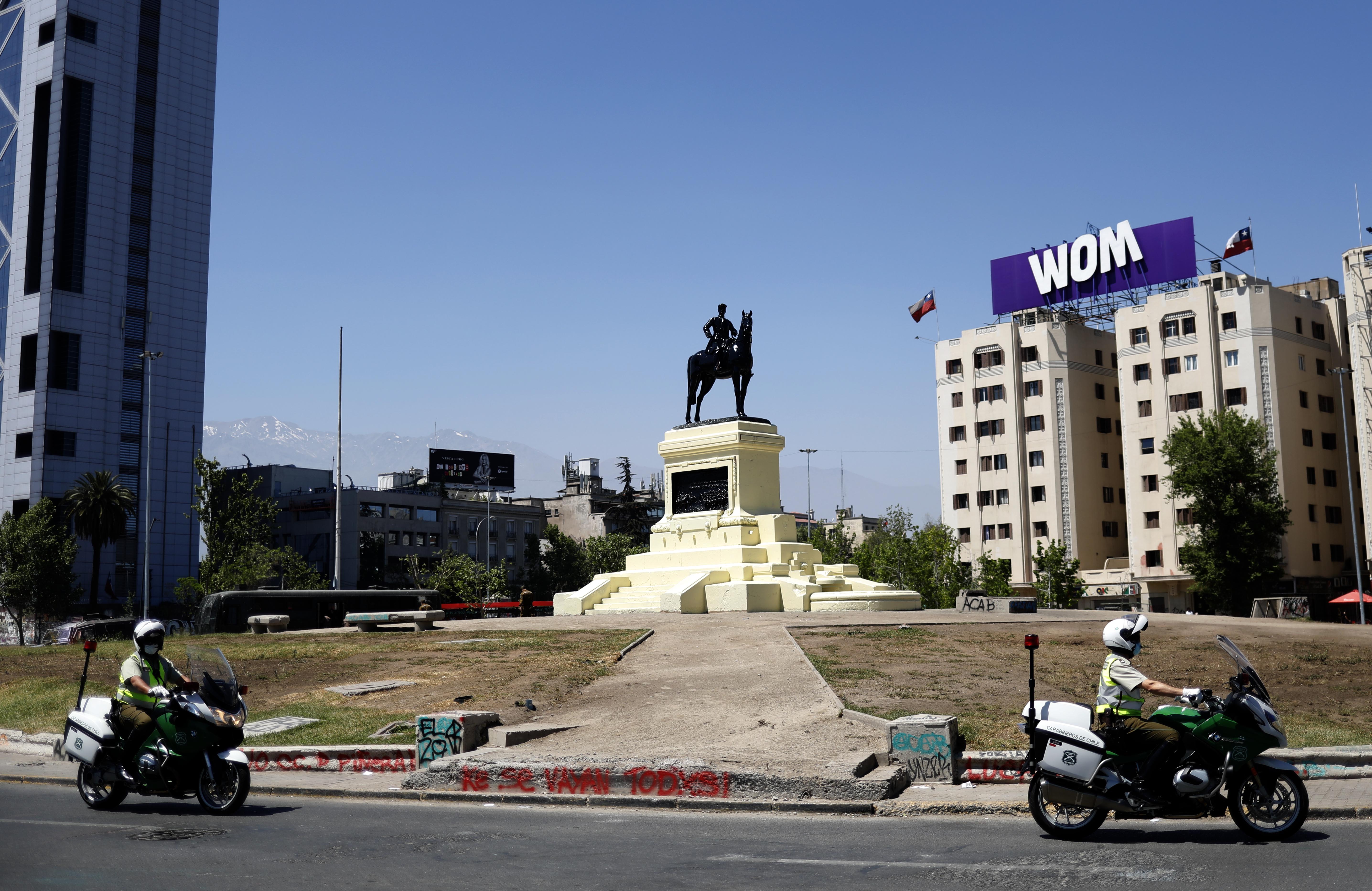 Limpian La Estatua Del General Baquedano Pintada Durante Las Manifestaciones Del Dia De Ayer