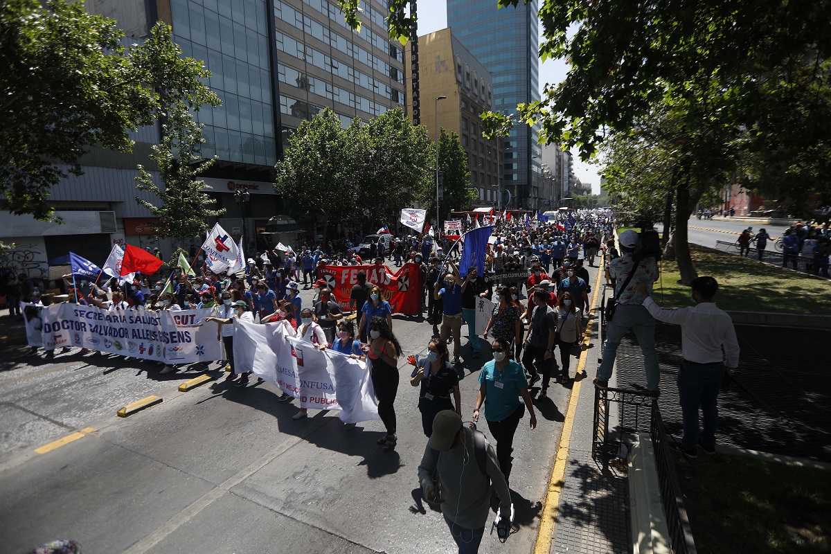Trabajadores De La Salud Inician Huelga Y Se Manifiestan En Las Calles De Santiago