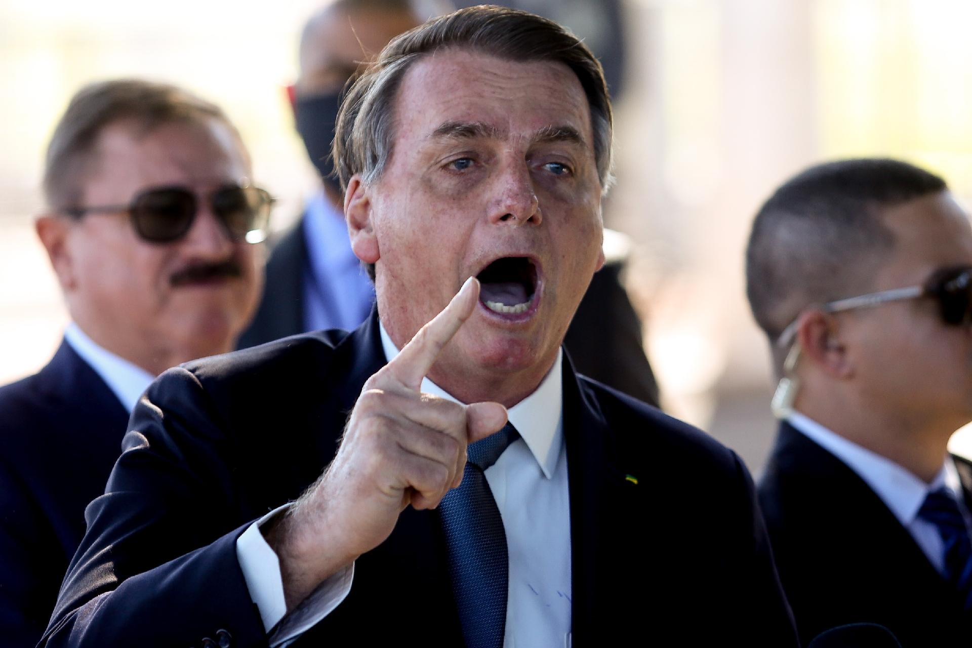 O Presidente Jair Bolsonaro Fala Com Apoiadores E Jornalistas Do Lado De Fora Do Palacio Do Planalto 1588713029706 V2 1920x1280