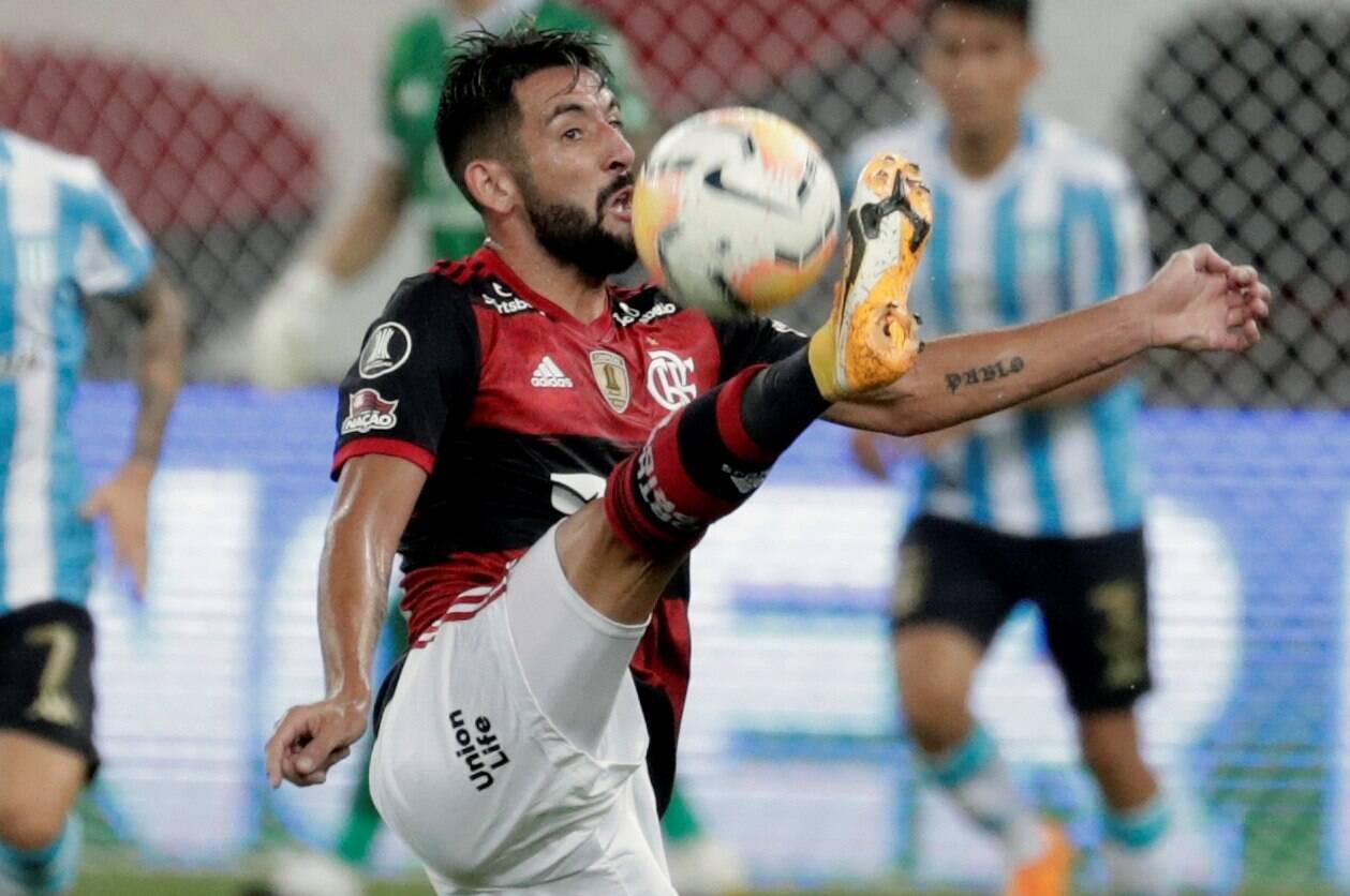 Flamengo S Mauricio Isla In Action Against Racing During A Copa Libertadores Round Of 16 Match At The Maracana Stadium I