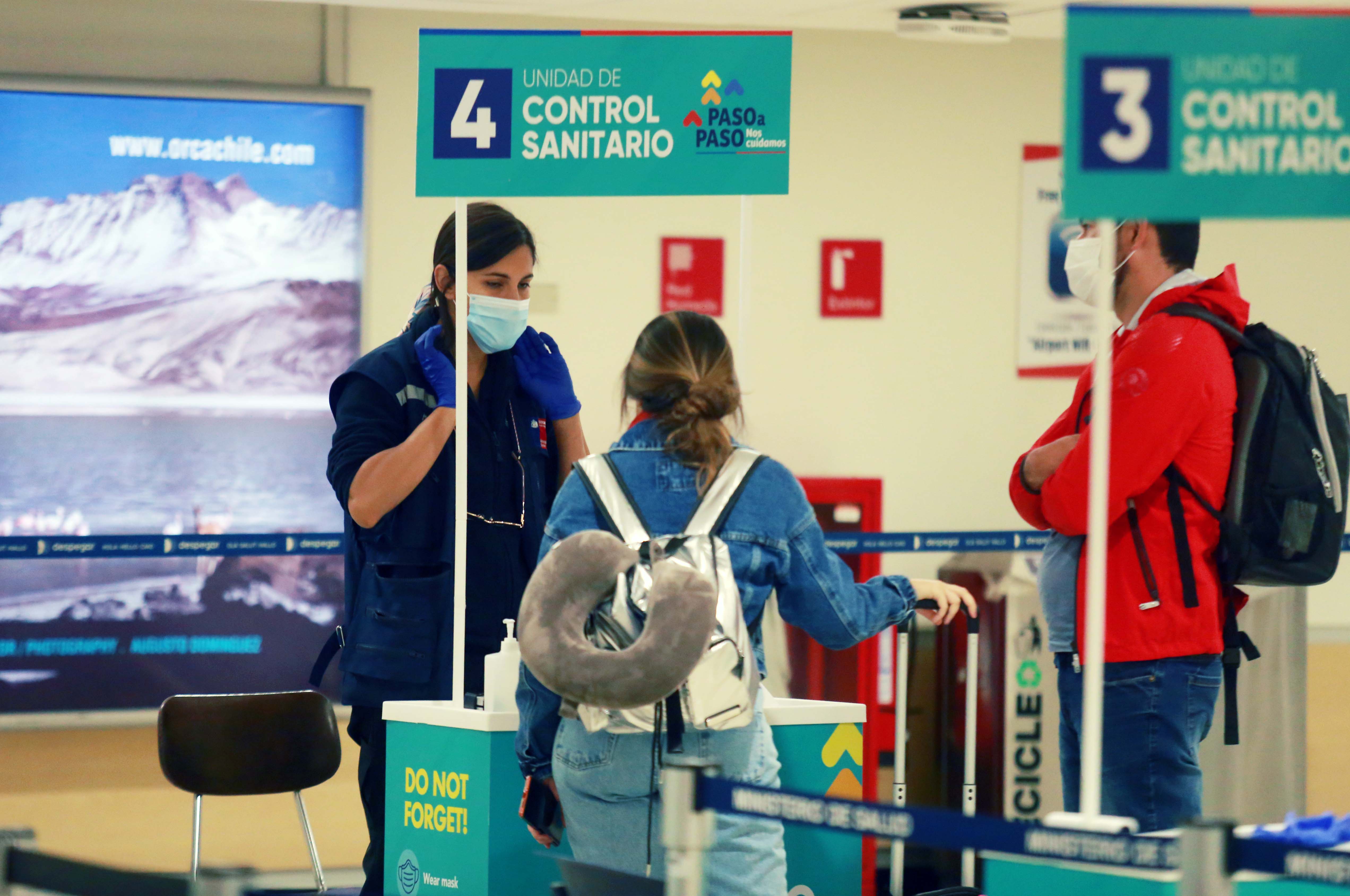 Viajeros En El Aeropuerto De Santiago Durante Fase 2