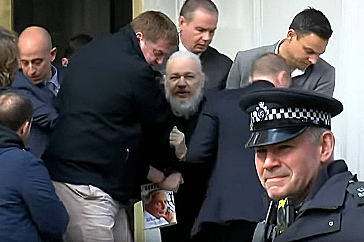 Londres: Julian Assange Es Trasladado Al Tribunal De Magistrados De Westminster.
