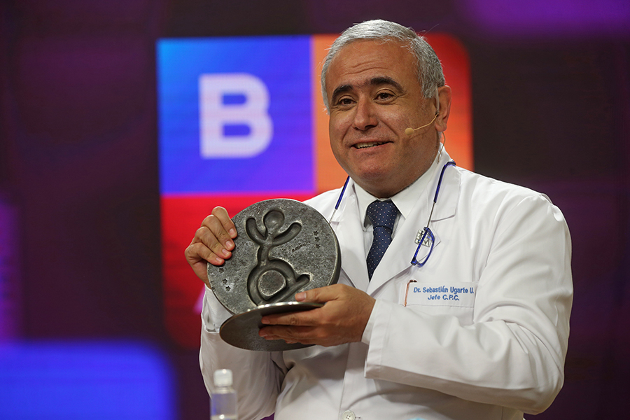 31.08.2020 Doctor Sebastian Ugarte Recibe Premio De Camiseteados En Tvn