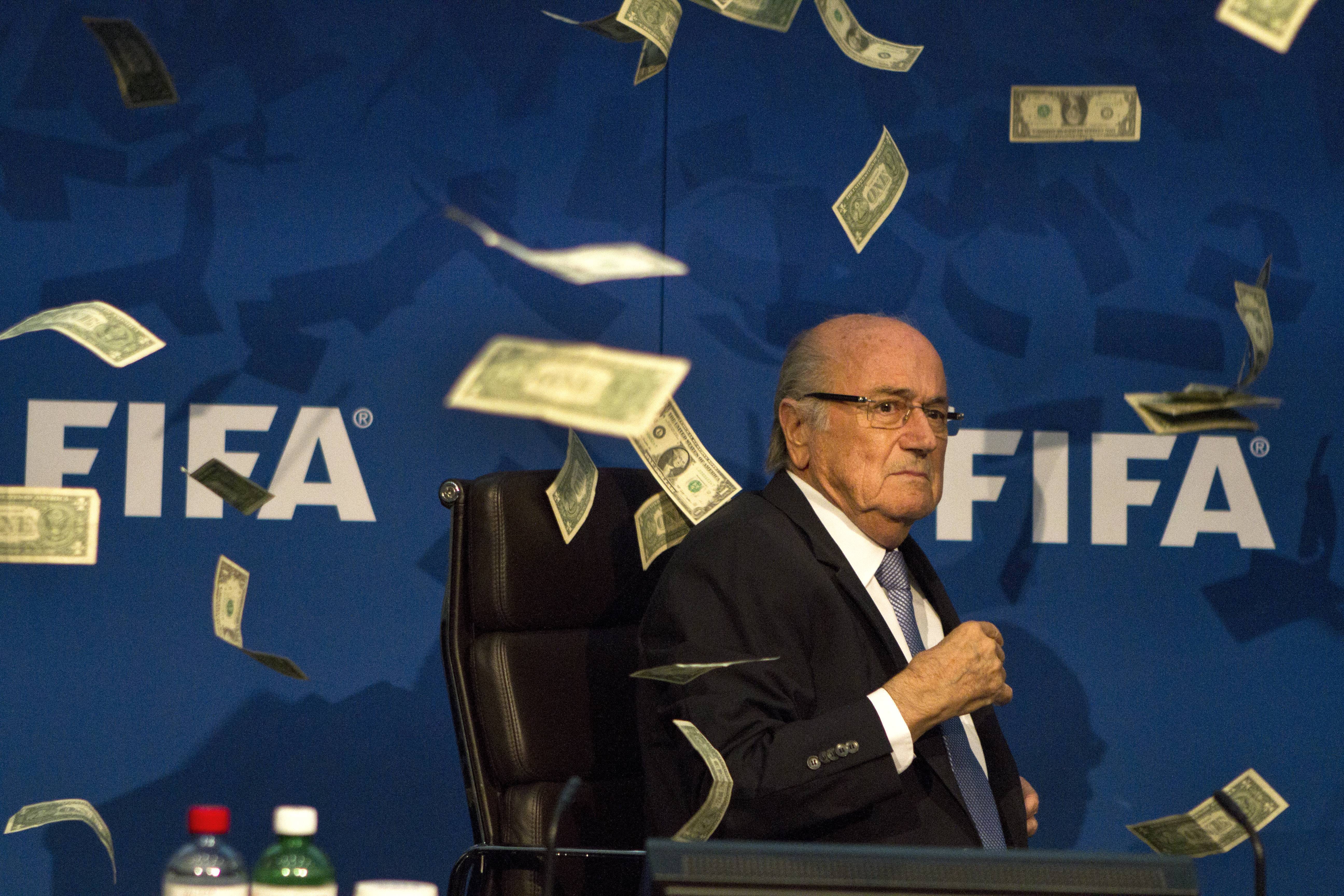 Sepp Blatter Wird Vom Britischen Komiker Lee Nelson Mit Dollar Banknoten Beworfen Football : Fifa Pk Nach Der Sitzung