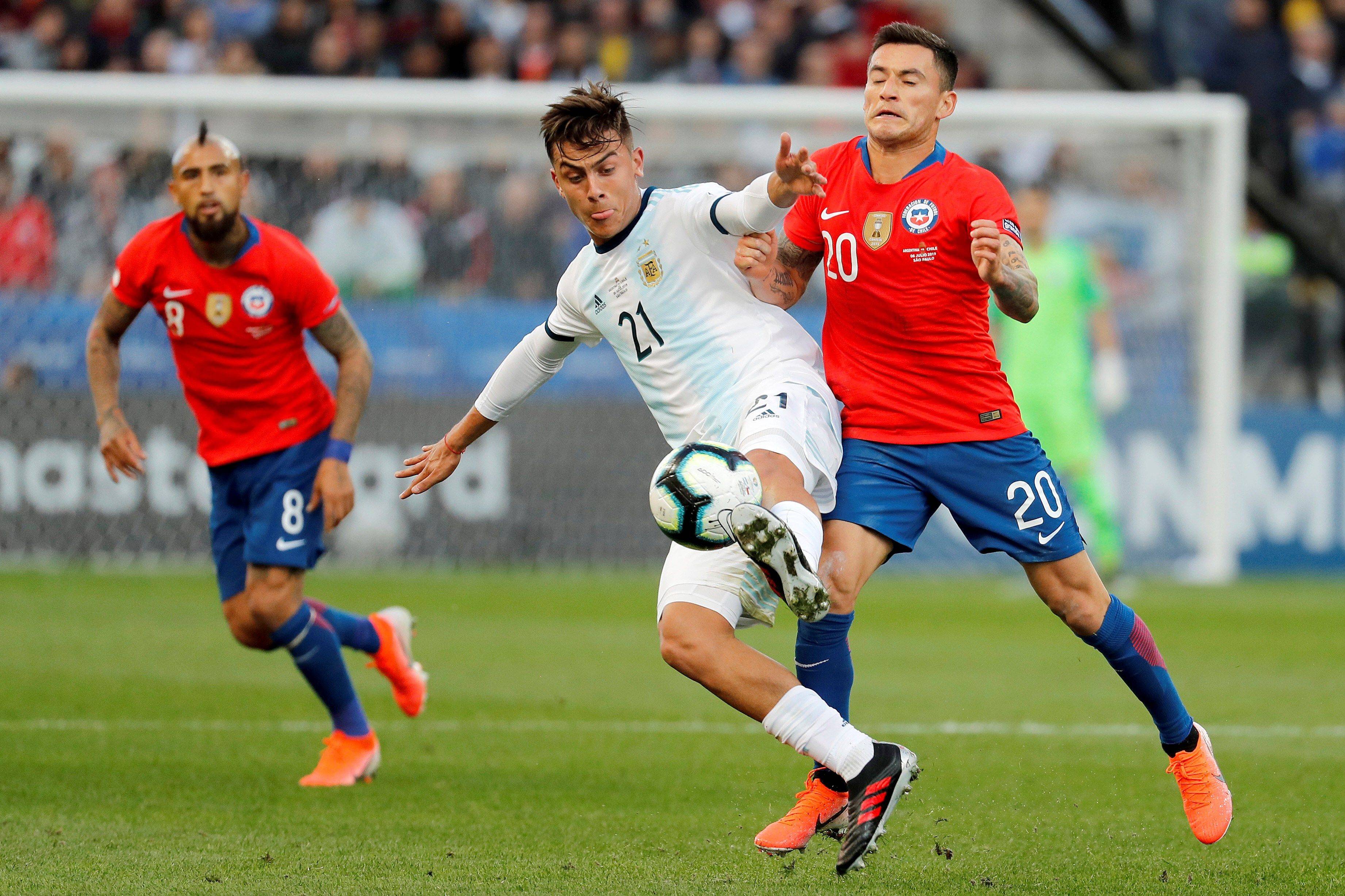 Chile S Aranguiz R Vies For The Ball With Argentina S Paulo Dybala During The Copa America 2019 3r