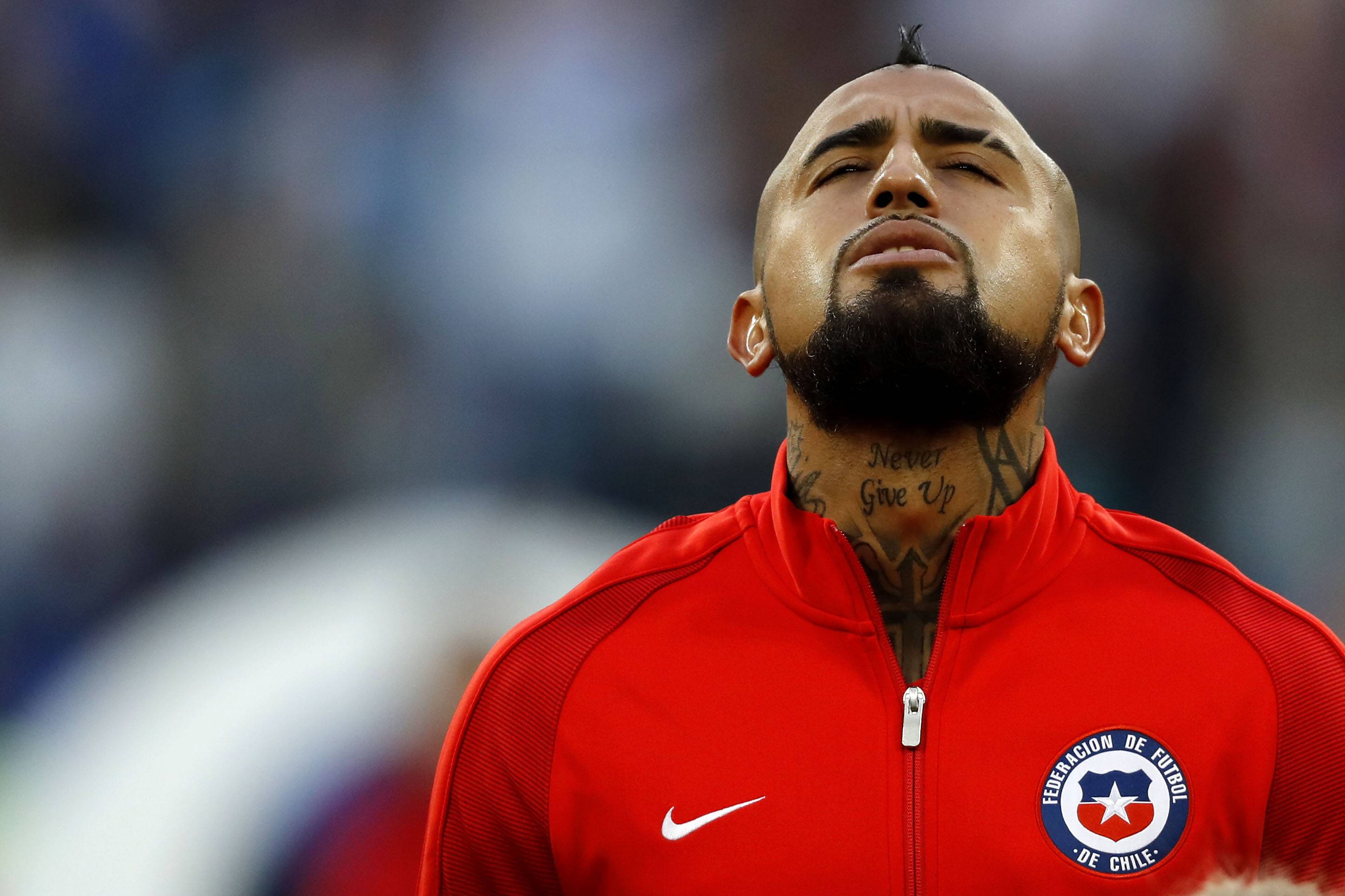 Futbol Chile Vs Alemania El Jugador De La Seleccion Chilena Arturo Vidal Se Forma Antes Del Partido