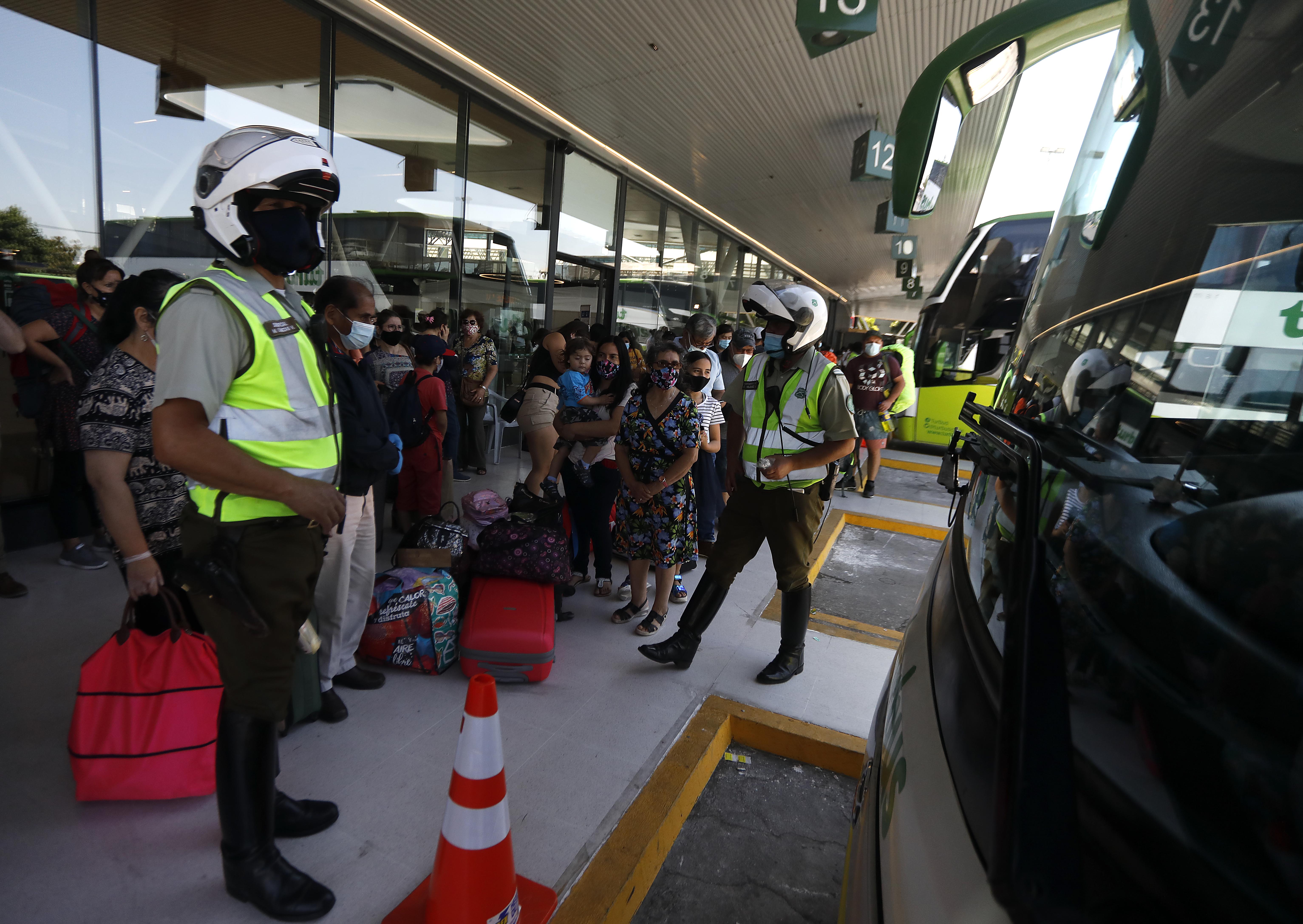 Autoridades Supervisan El Permiso De Vacaciones En Terminal De Buses Tur Bus