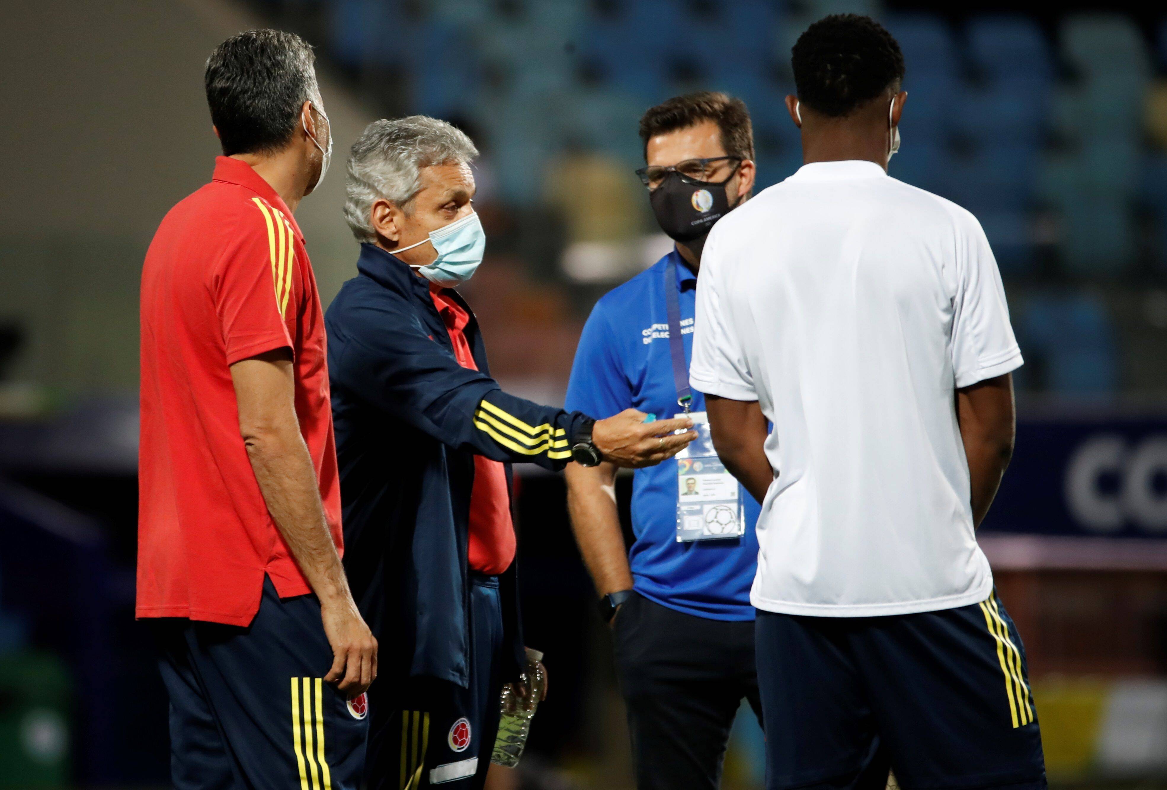Colombia S National Soccer Team Head Coach Reinaldo Rueda (2 L) And Player Oscar Murillo (r) During Their Visit To Olymp