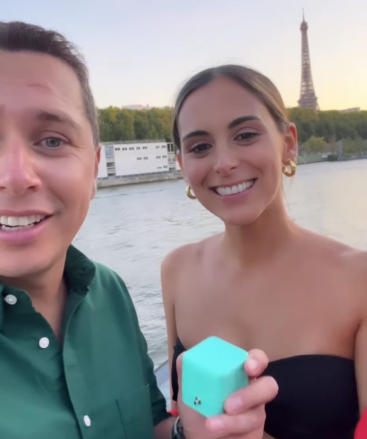 Karol Lucero junto a su novia en Paris.