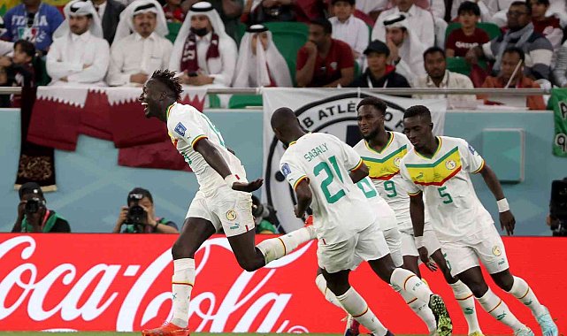 Famara Diedhiou celebrando el primer gol de Senegal ante Qatar.