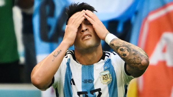 Lautaro Martínez lamentándose del gol anulado a Argentina en el Mundial.