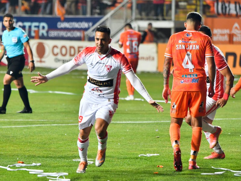 Maximiliano Quinteros celebrando uno de los goles de Copiapó ante Cobreloa.
