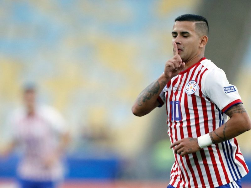 Derlis González celebrando un gol con la camiseta de Paraguay.