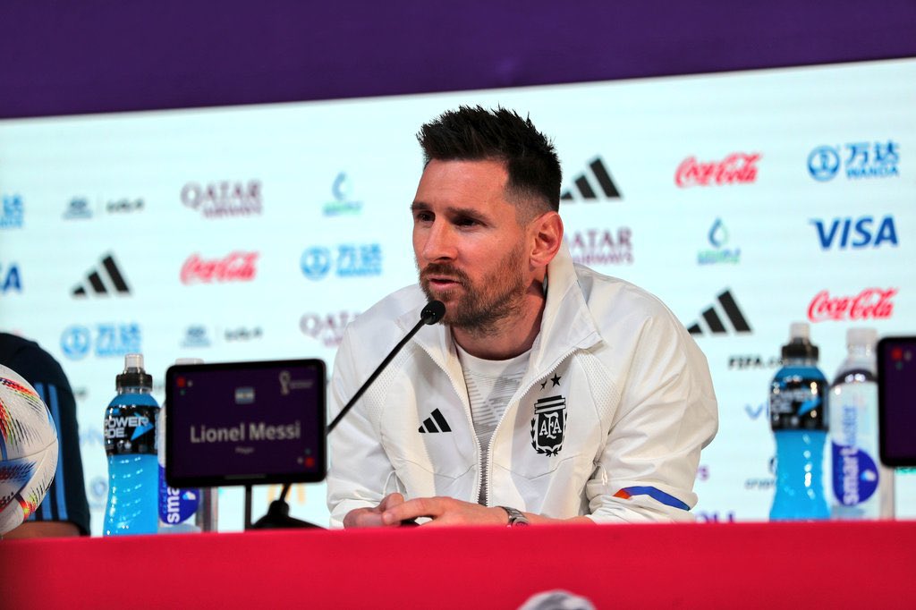 Lionel Messi en conferencia de prensa en Qatar 2022.