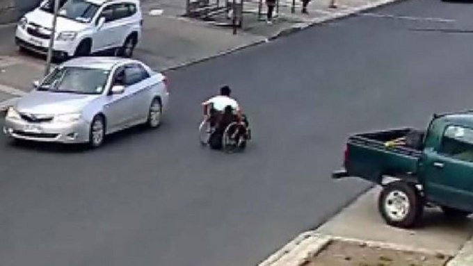 Delincuente huyendo en la silla de ruedas del afectado