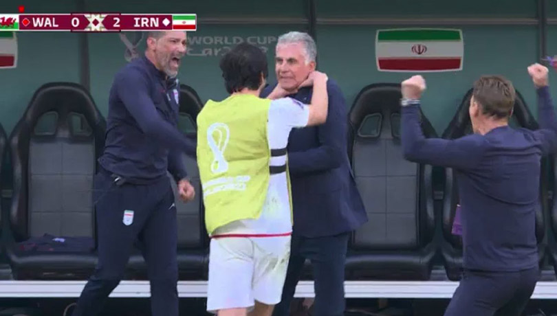 Jugador suplente de Irán celebrando con Carlos Queiroz.