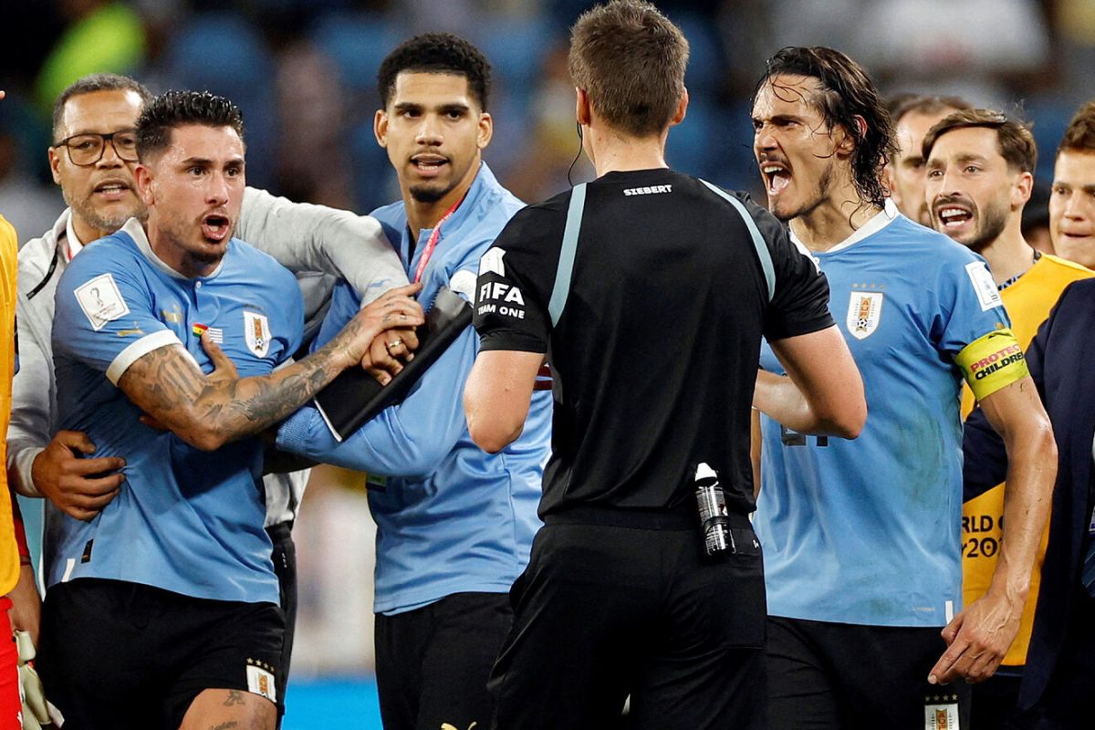 Selección de Uruguay reclamando tras la eliminación de Qatar 2022.