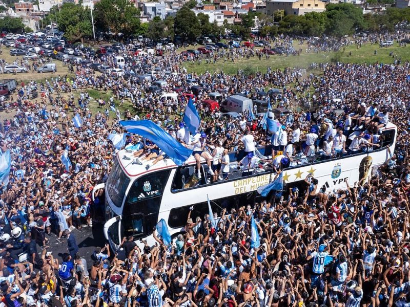 Aficionados argentinos firman petición para que Francia deje de llorar por la final perdida.
