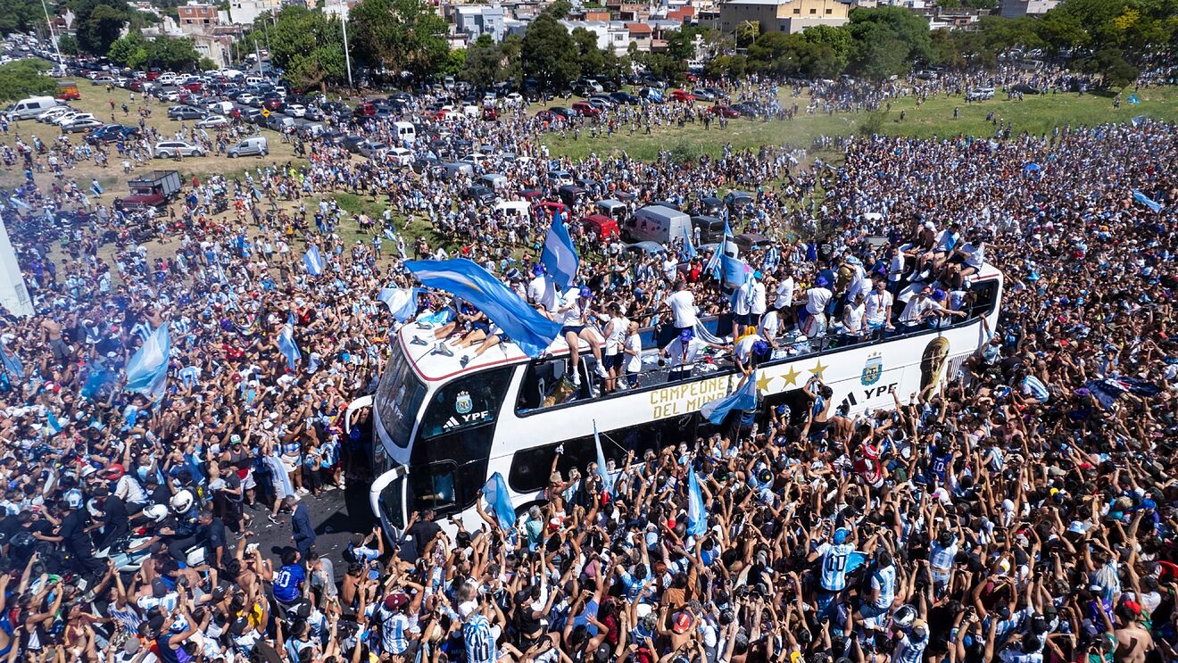 Aficionados argentinos firman petición para que Francia deje de llorar por la final perdida.