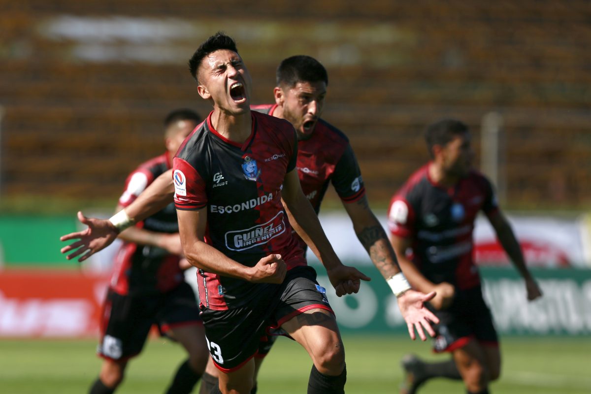 Byron Nieto celebrando un gol con Antofagasta.
