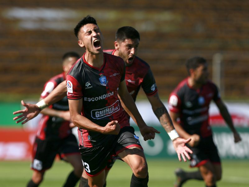 Byron Nieto celebrando un gol con Antofagasta.