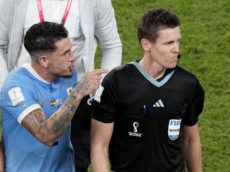 José María Giménez reclamándole al árbitro alemán un posible penal para Uruguay.