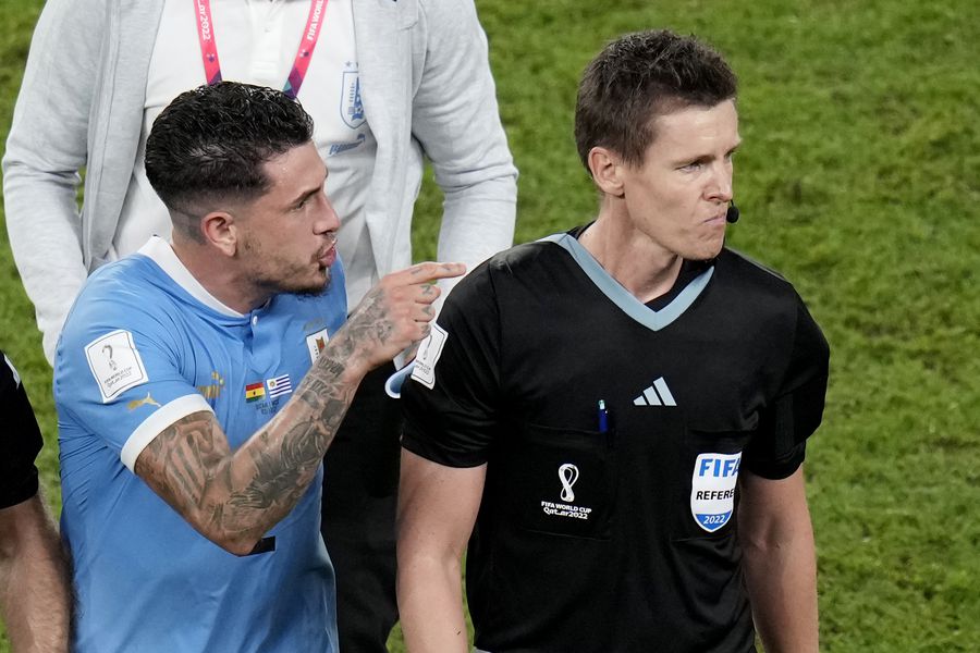 José María Giménez reclamándole al árbitro alemán un posible penal para Uruguay.