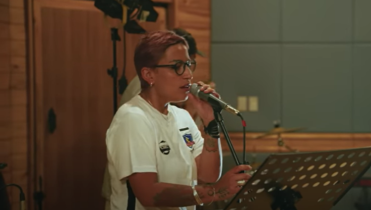 Ana Tijoux canta nueva versión del himno de Colo-Colo.