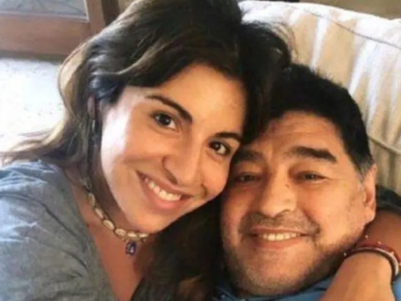Gianinna Maradona junto a su padre.