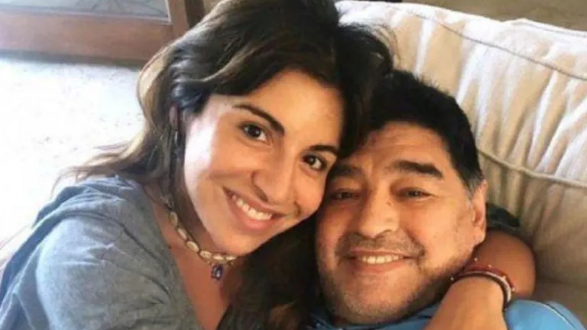 Gianinna Maradona junto a su padre.