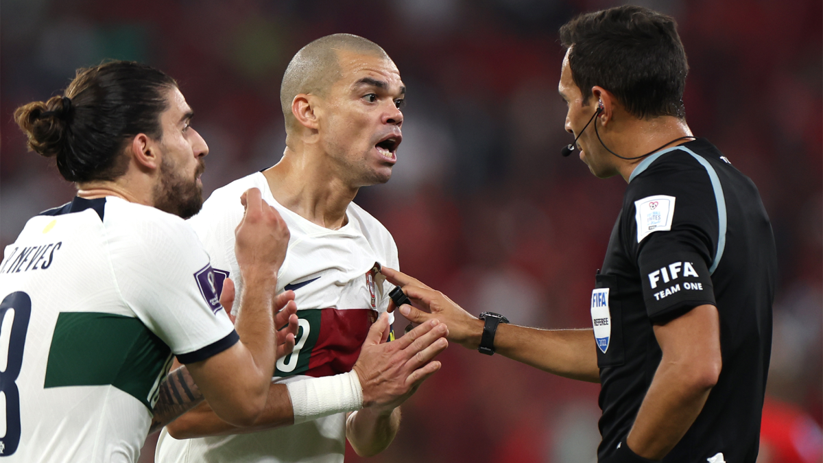 Pepe reclamándole al árbitro Facundo Tello.