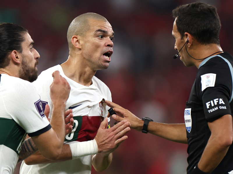 Pepe reclamándole al árbitro Facundo Tello.