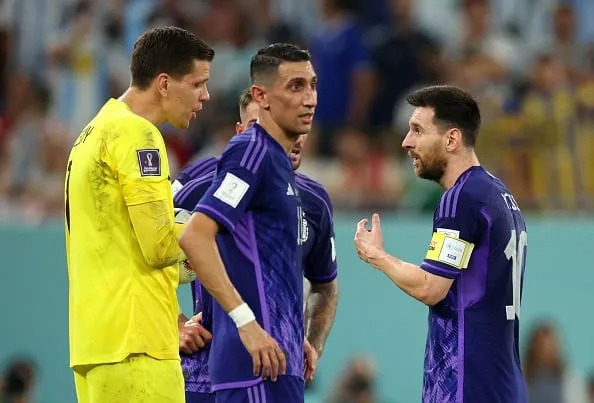 Wojciech Szczęsny y Lionel Messi dialogando mientras el juez revisaba posible penal.