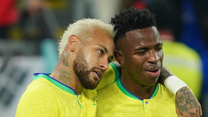 Neymar y Vinicius vistiendo la camiseta de Brasil.