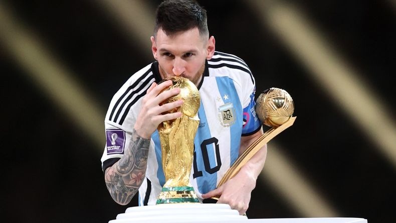 Lionel Messi besando la Copa del Mundo.
