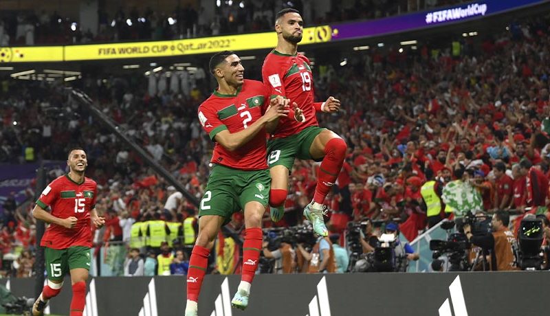 Hakimi y En-Nesyri celebrando el gol de Marruecos ante Portugal.