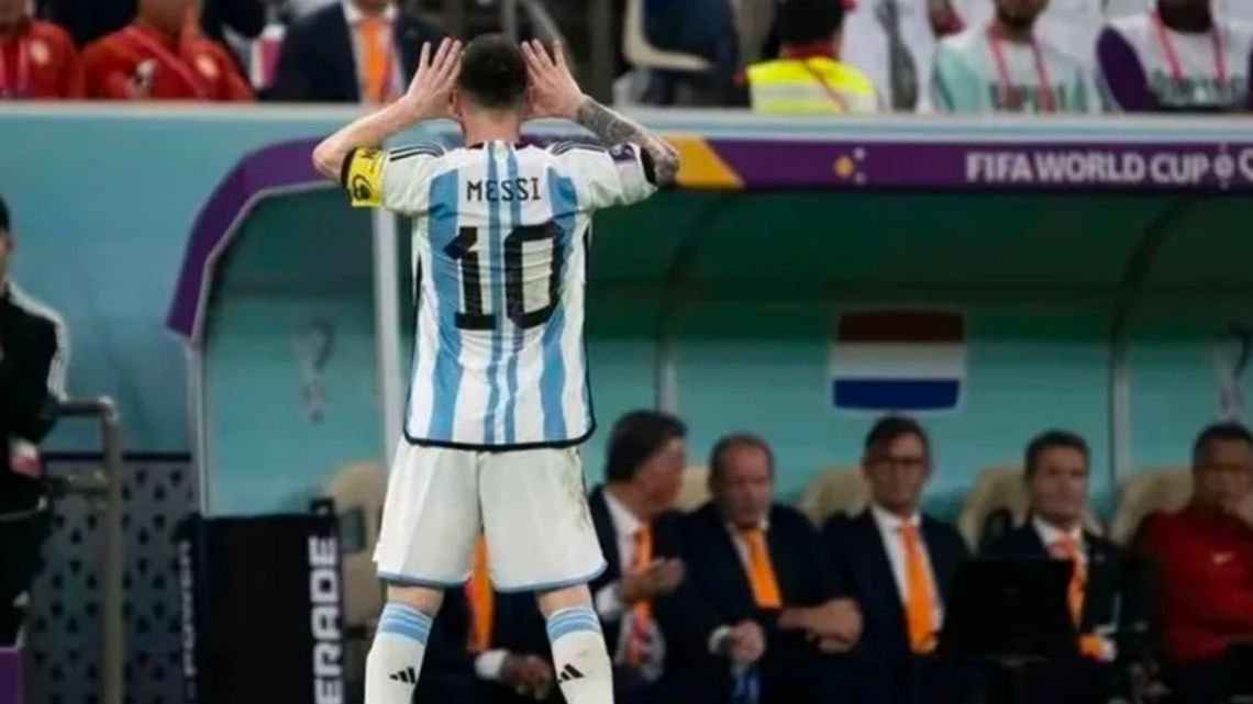 Lionel Messi celebrando frente a Louis van Gaal.